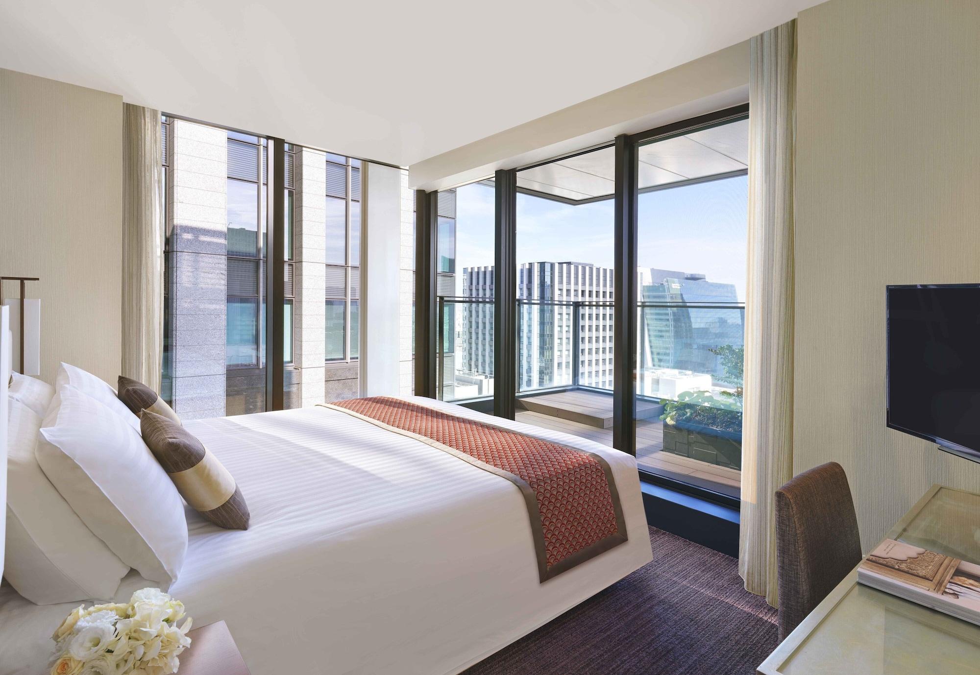 Hotel Oakwood Premier Prefektura Tokio Exteriér fotografie A bedroom at The Ritz-Carlton, Hong Kong