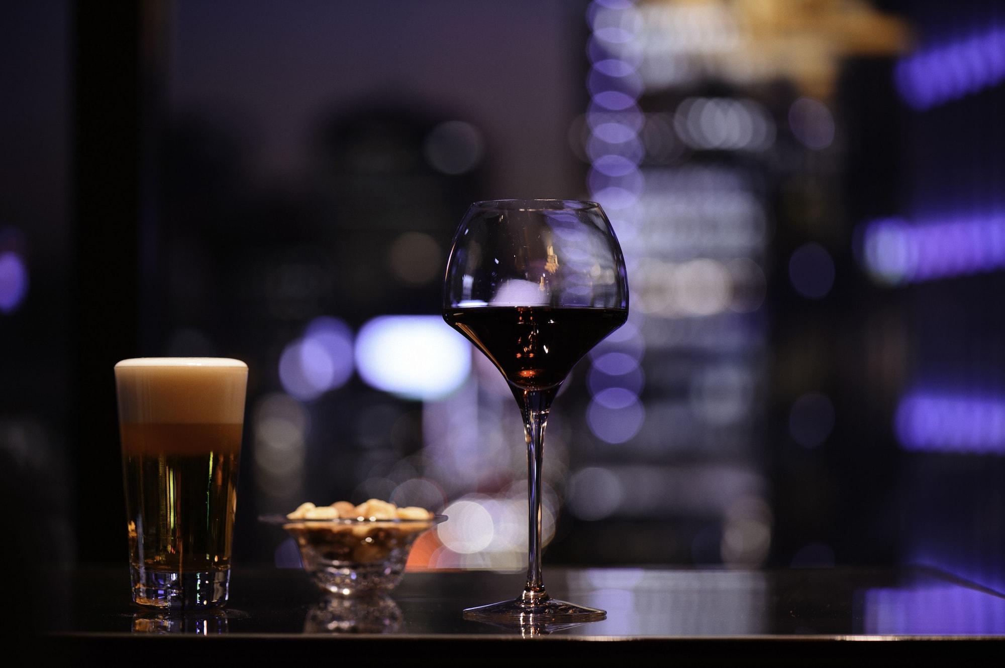 Hotel Oakwood Premier Prefektura Tokio Exteriér fotografie A glass of red wine