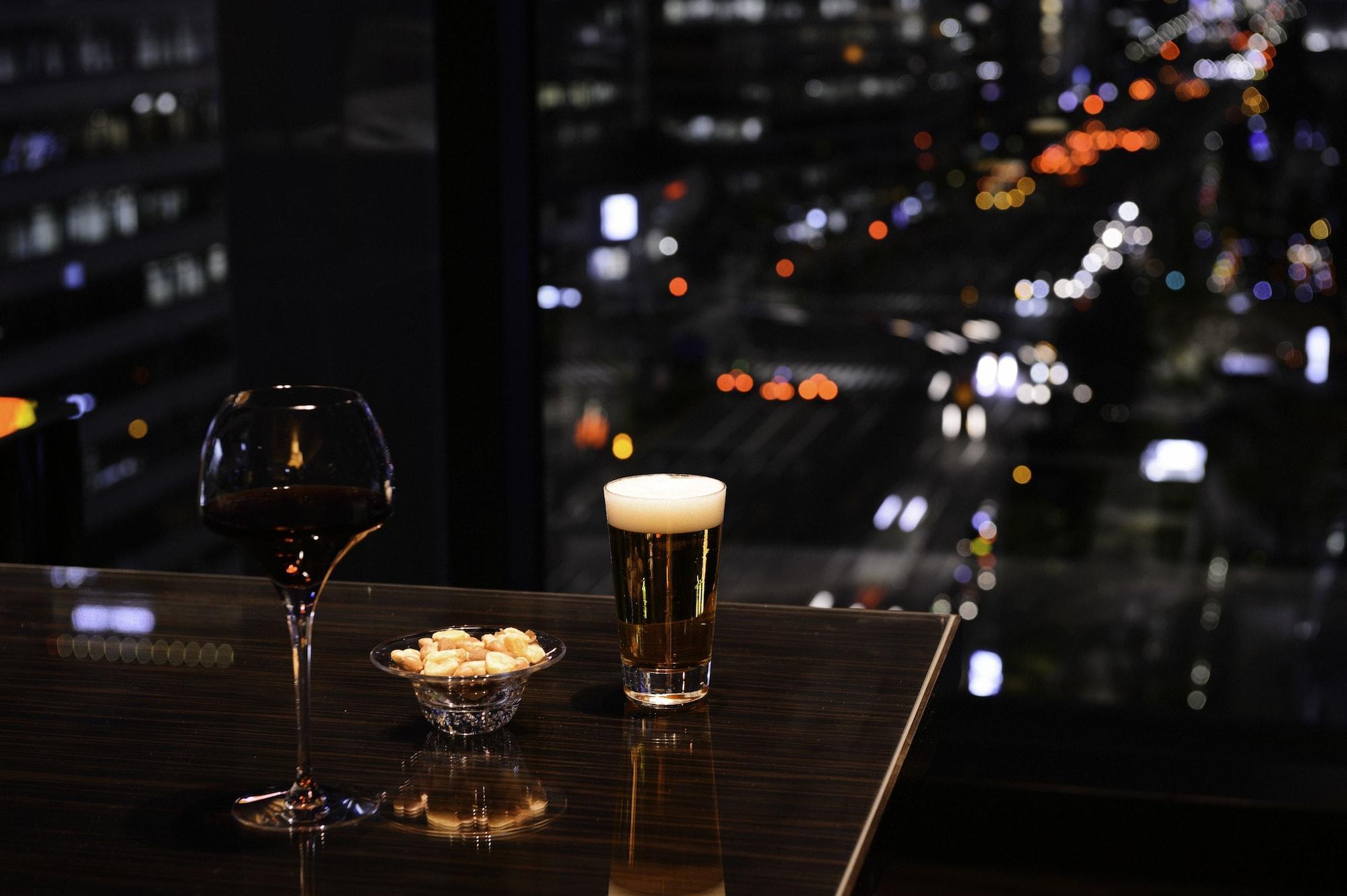 Hotel Oakwood Premier Prefektura Tokio Exteriér fotografie A glass of beer and a glass of wine