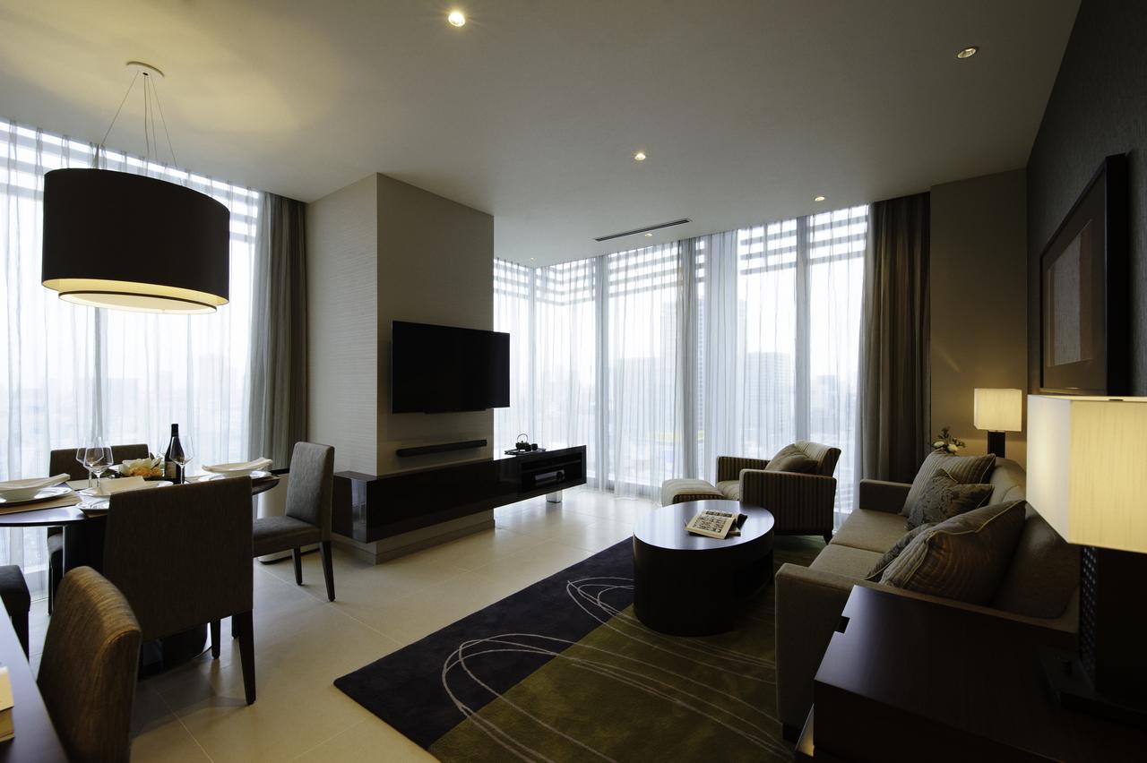 Hotel Oakwood Premier Prefektura Tokio Exteriér fotografie A living room in a suite at the hotel