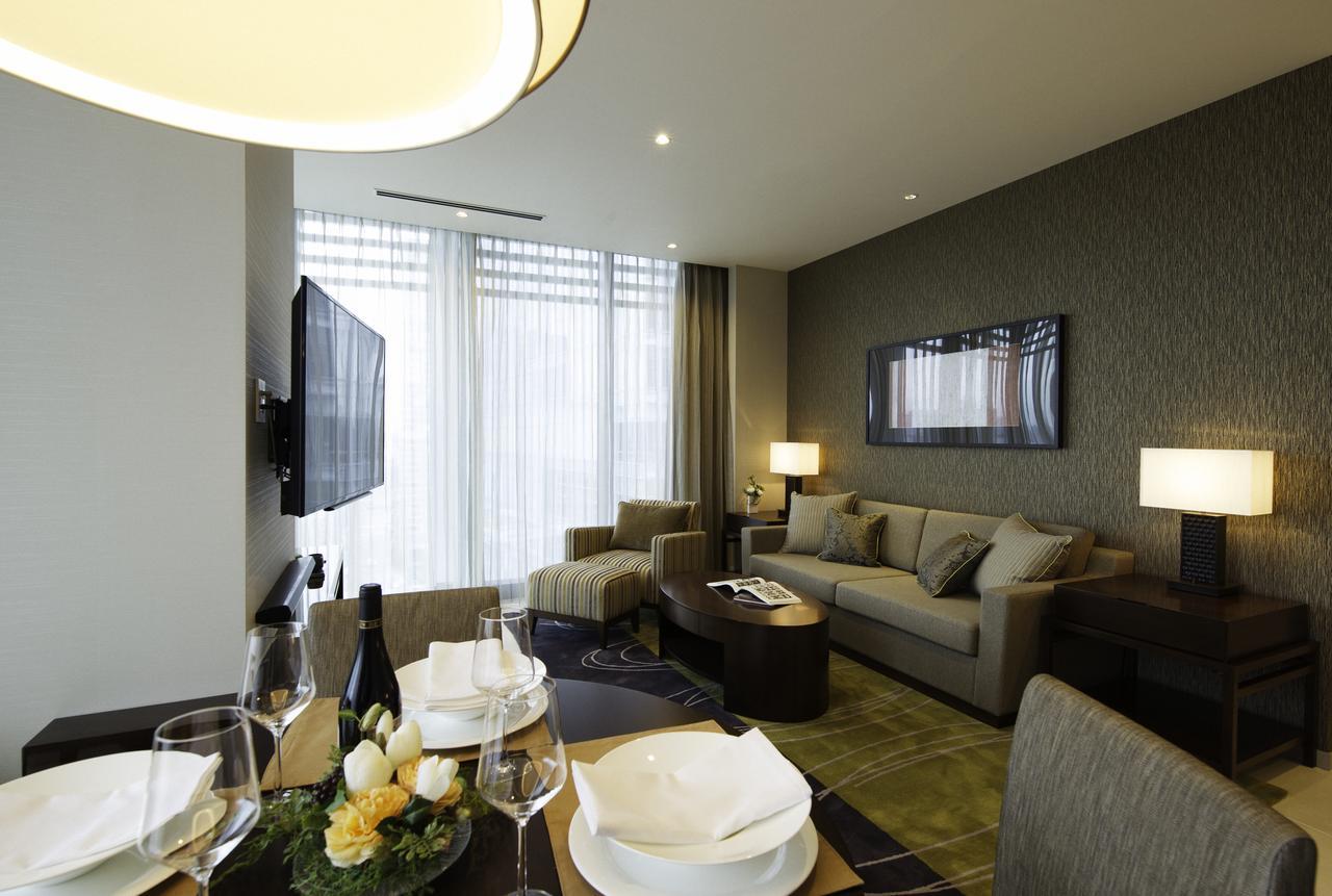 Hotel Oakwood Premier Prefektura Tokio Exteriér fotografie A living room in a suite at the hotel